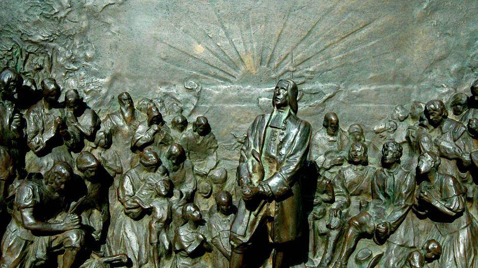 1683: Krefelder Mennoniten wandern unter Führung von Franz Daniel Pastorius (1651-1719) nach Amerika aus und gründen Germantown. Das Relief zeigt die Ankunft der Auswanderer in Amerika. Foto: Stadt Krefeld