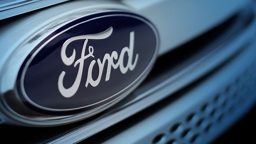 Ford Logo auf der Motorhaube