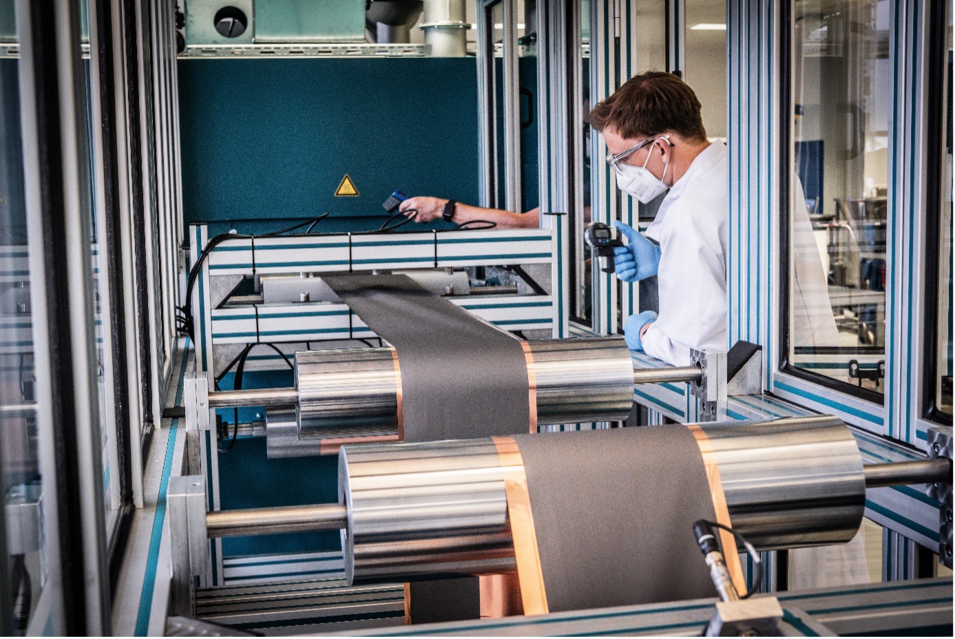 sliderimage-Bereits in 2021 hat die Fraunhofer FFB im Workspace eine Misch- und Beschichtungsanlage zur Erprobung der Elektrodenfertigung in Betrieb genommen. © Studio Wiegel